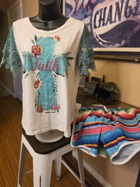 Daisy Rae Women's White Teal Faith Cross Floral Lace Sleeve Round Neck Tee Sz M
